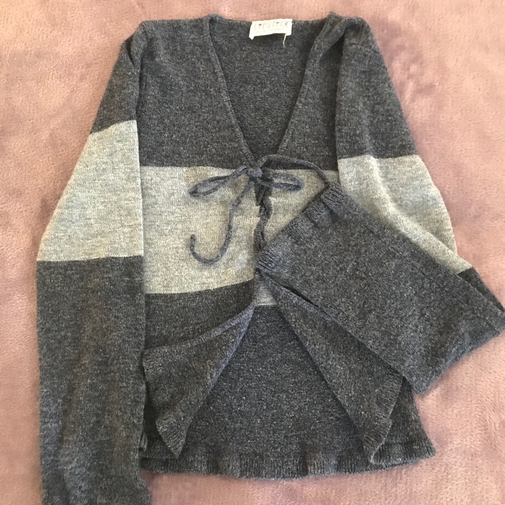 Sweater top that ties and has open mid drift